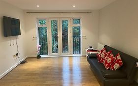 Luxurious & Cosy Apartment In Surrey